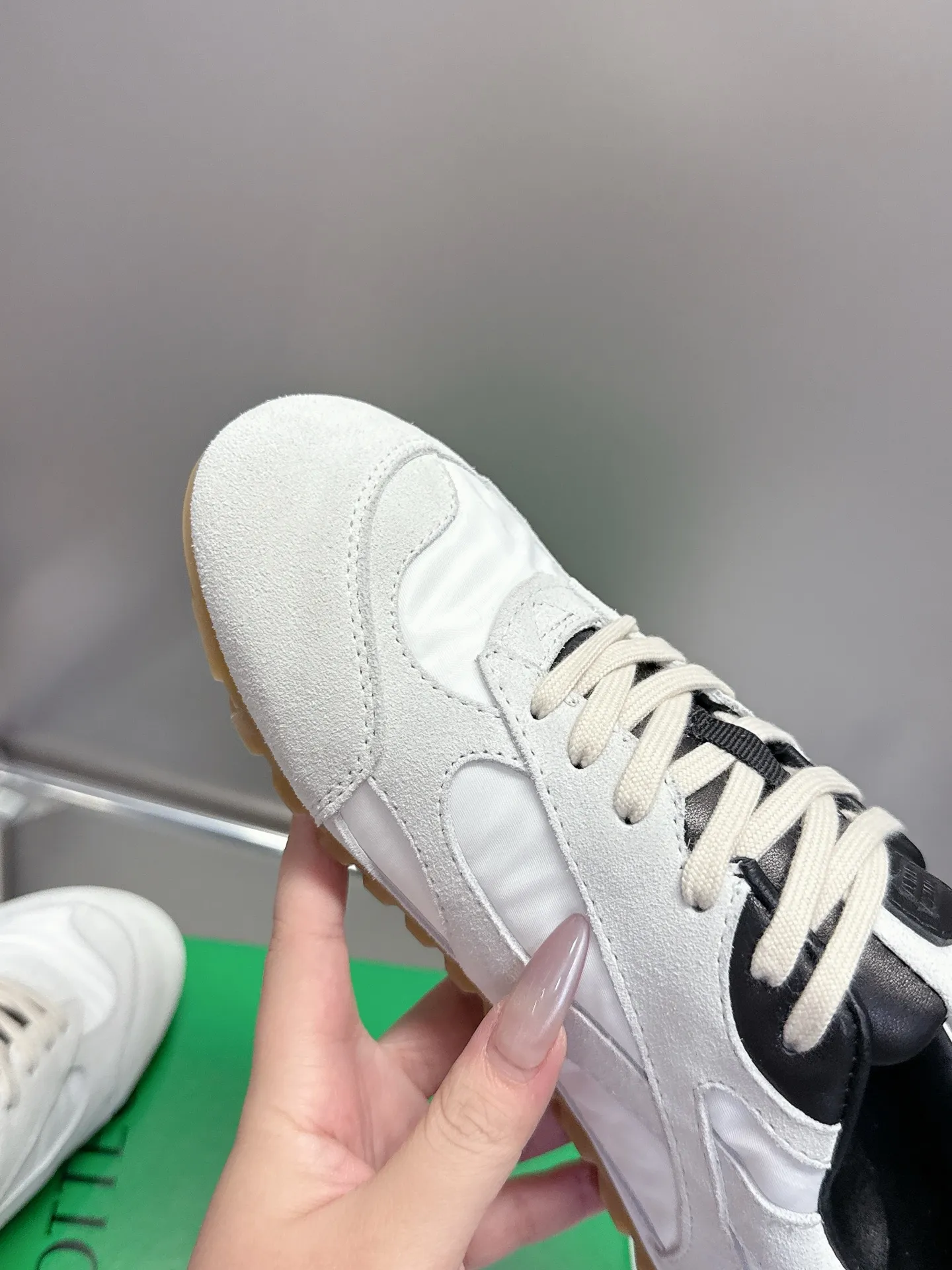👟👟Ex-factory price 500👟👟 Bottega Veneta｜BV Bottega Veneta 25ss new Forrest shoes Dexun sneakers Sneaker technology nylon and suede, inspired by retro sneakers, a new interpretation of classic sneakers, lightweight, comfortable and breathable summer essentials The sole uses a classic woven texture, which is very recognizable, and is spliced with nylon suede, giving it a full texture!   Size: #Female 35-40 (41 made to order, non-refundable)